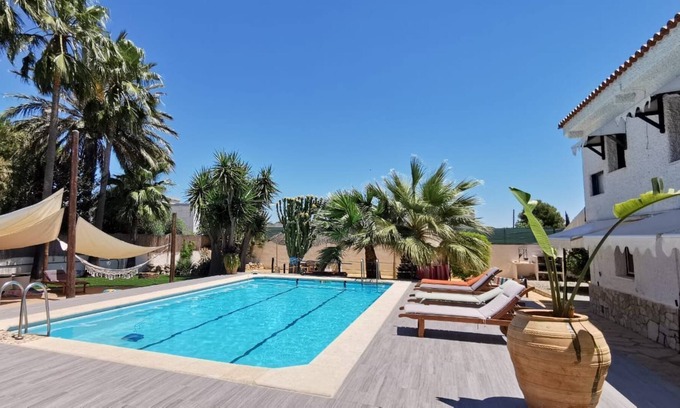 Betera Villa | Villa reformada con todas las comodidades, piscina, jacuzzi, cerca del centro de Valencia.