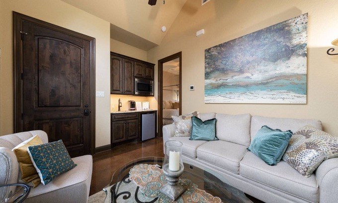 Gruene Casa | Romantic Casita walking to Gruene Historic District with private river access
