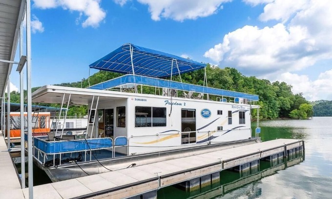 Celina Alquiler De Eote | The Castaway Houseboat 53' - Smallest Houseboat, 3 bedrooms, waterslide, covered rooftop lounge area
