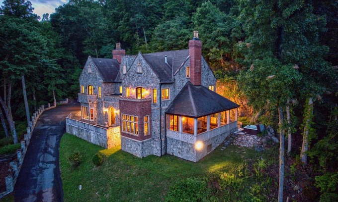 Banner Elk Casa | The Castle at Valle Crucis