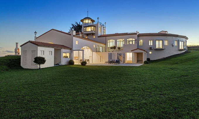 Sefton Casa | THE CASTLE - SEFTON HOLIDAY HOME, with a garden in North Canterbury