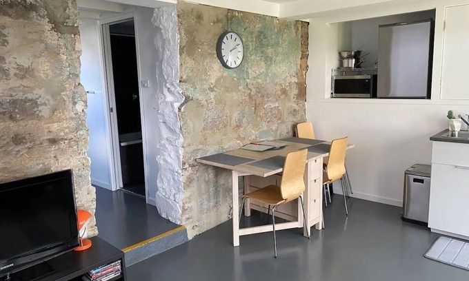 Hobart Central Business District Apartamento | "The Cave" West Hobart: eco friendly apartment 🌈 🌱 🏳️‍⚧️