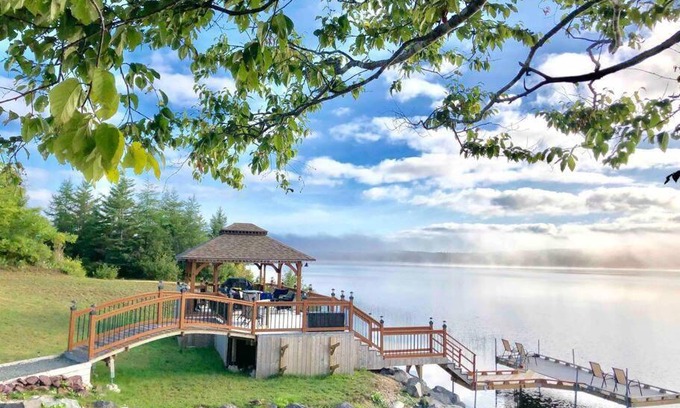 Salmon River Road Casa | The Cedar at Mira Riverfront Getaway