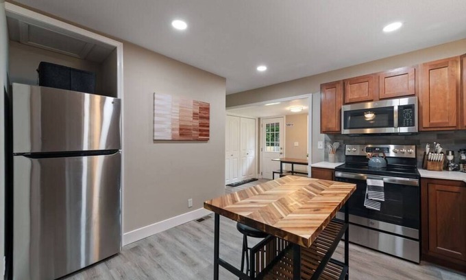 Liberty Casa | The Cedar Retreat 2BR 1BTH Free Parking Fast Wi-Fi