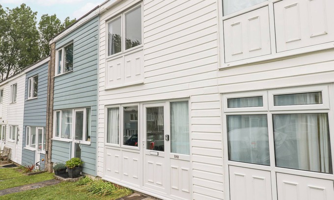 Stackpole Cabaña | THE CHALET, family friendly, country holiday cottage in Lamphey