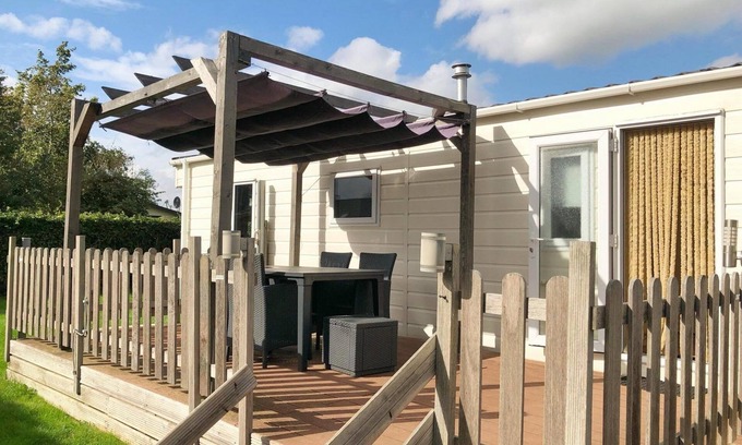 Sint Maarten Chalet De Esquí | The chalet is centrally located in the park and has a large garden with a lovely terrace.