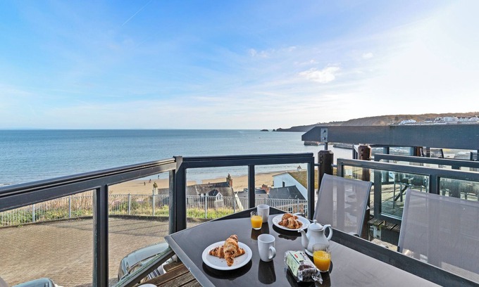 Saundersfoot Cabaña | The Chandlery - Spectacular Sea Views, Parking