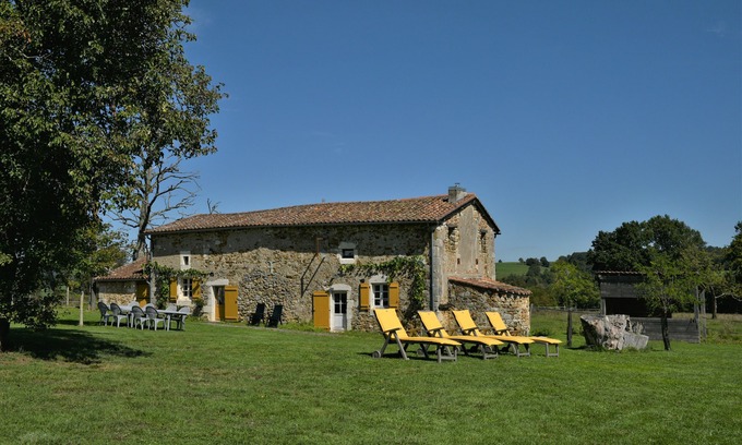 Montbron Casa | El campo de Charente, una casa rural, en el corazón del Domaine de Chabrot 30ha