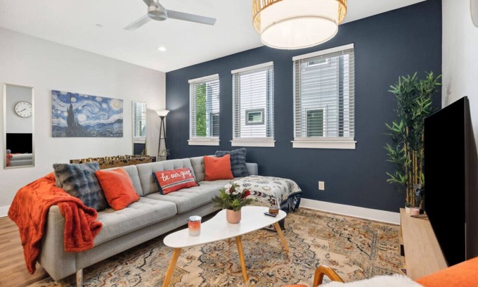 Fort Worth Casa | The Charm :2BD In the Heart of Magnolia & Stylish!