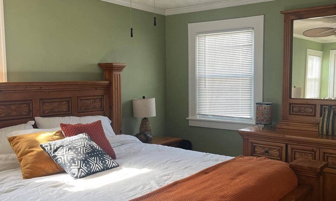 Willoughby Casa | The Charmer