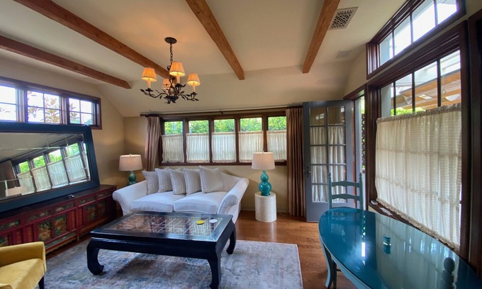 Oak Park Apartamento | The Charming Tudor Cottage Apartment