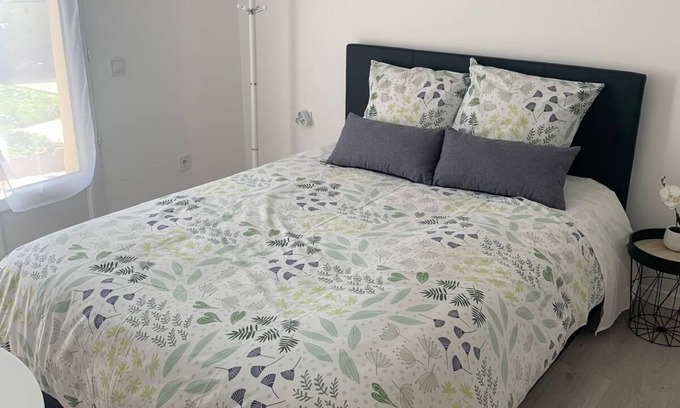 Villepinte Apartamento | The Cherry Tree, near Paris Roissy CDG Airport, Disneyland, Asterix, Exposition