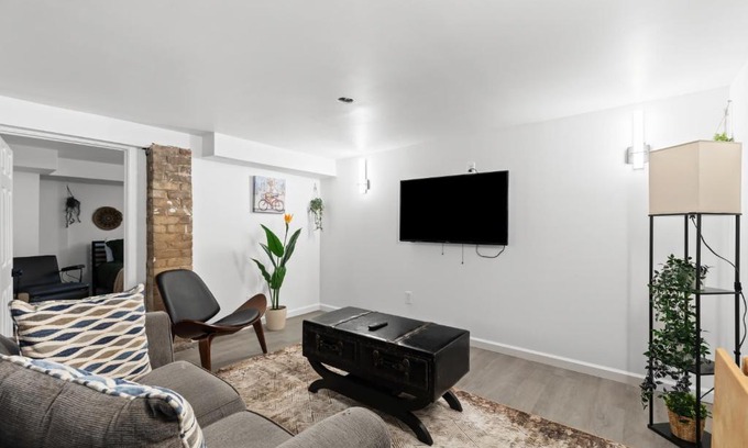Detroit Apartamento | The Chill Cellar