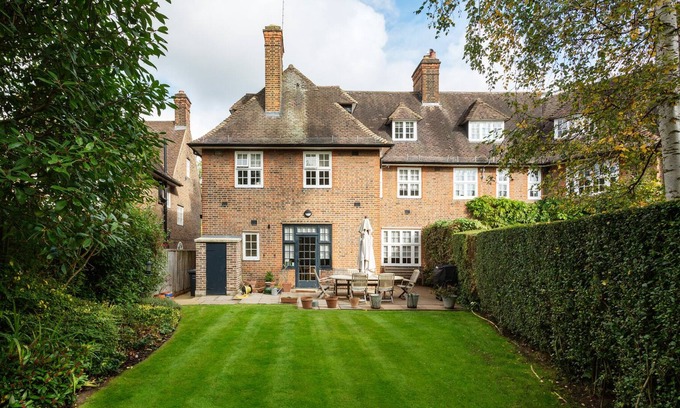 Golders Green Casa | The Chromatic Collection, by Veeve