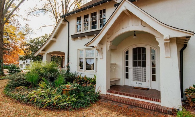 Greensboro Apartamento | Hot Tub - Chefs Kitchen-Fenced Yard- Historic Home