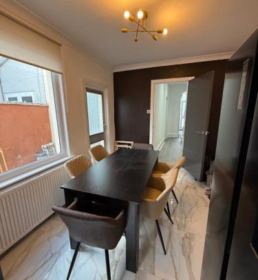 Northampton Casa | The Clare Court 6BR Luxe Retreat