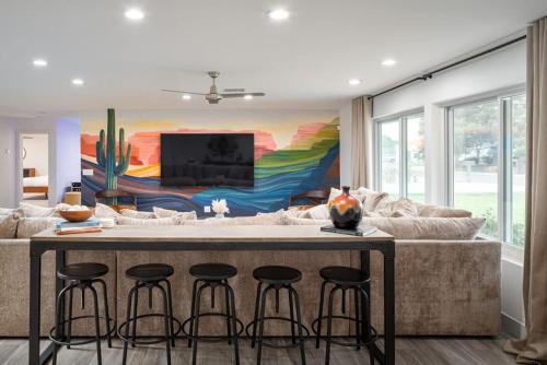 Tonka Vista Casa | The Claremont - Chic Luxe Putting Green & Pool