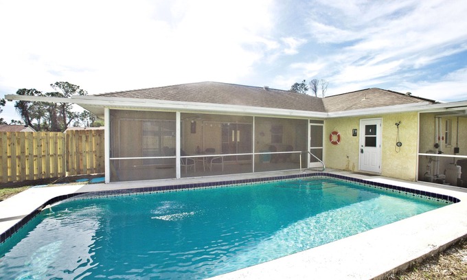 North Port Casa | The Classic Floridian Oasis; Close to SW Beaches, Huge Lanai & Heated Pool"