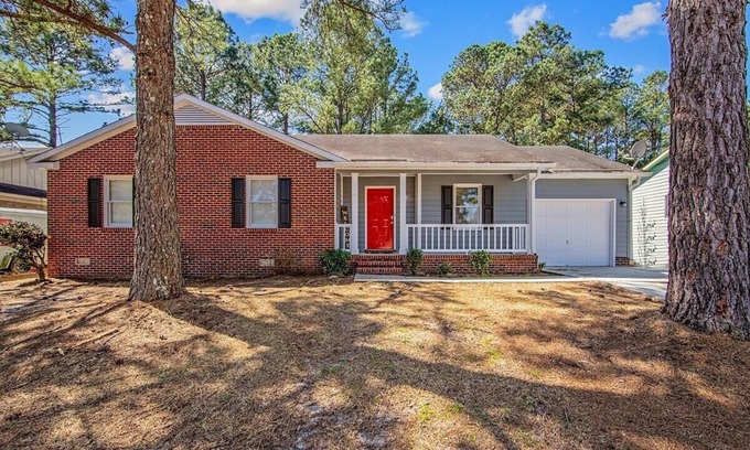 Fayetteville Casa | The Cliffdale Cottage