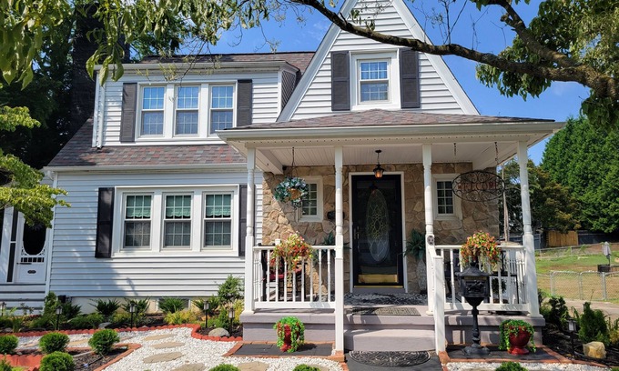 Charles Town Casa | The Cline House-Charming "Vintage Suite"-Suite A In Heart of Charles Town, WV!