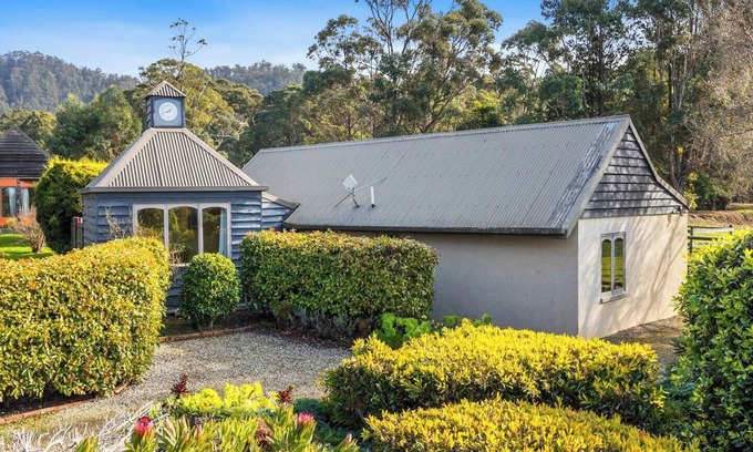 Kettering Casa | The Clocktower Serene Stay at Herons Rise Vineyard
