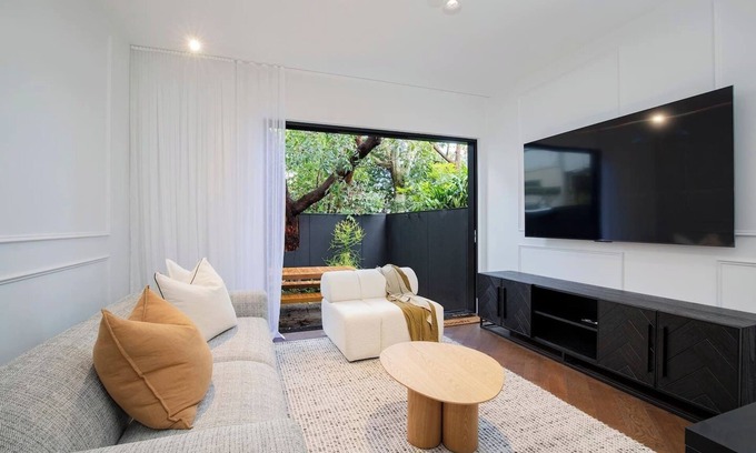 Cooks Hill Casa | The Cloudscape Cosy Modern and Chic Designer Pad