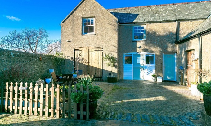 Llanfaethlu Cabaña | The Coach House - a dog that sleeps 4 guests in 2 bedrooms