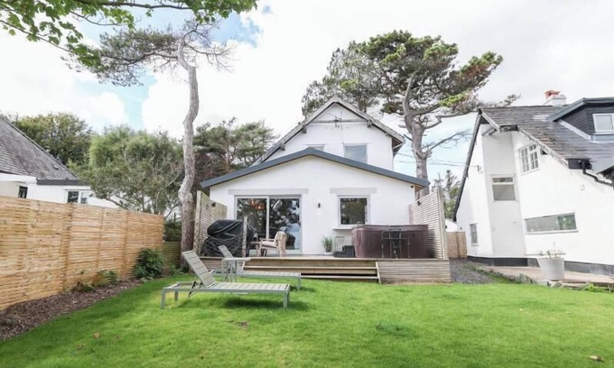Amlwch Casa | The Coach House at The Pines, Bull Bay.