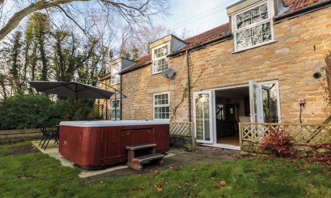 East Ayton Cabaña | THE COACH HOUSE, pet friendly, with hot tub in East Ayton