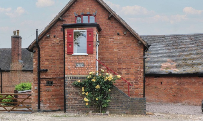 Rosliston Cabaña | THE COACH HOUSE, romantic, character holiday cottage in Rosliston