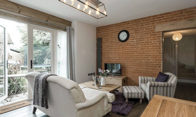 Saham Toney Cabaña | The Coach House - UKC2365