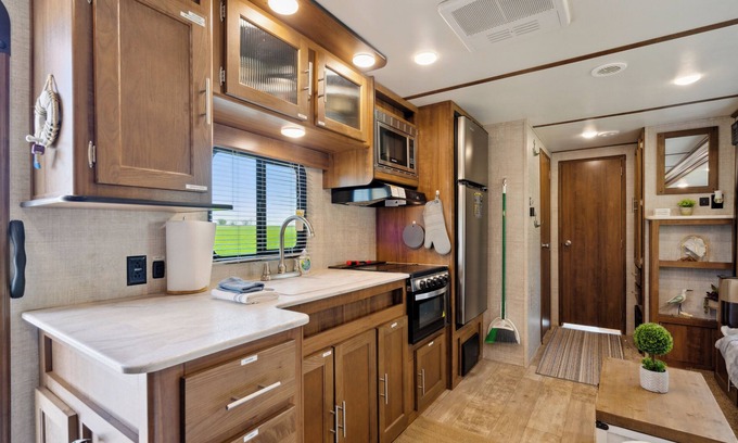 Langworthy Alquiler De RV | The Coastal Conquest Camper Rental, located on Silver Lake in Delhi, IA