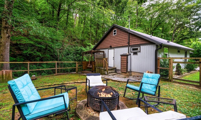 Sevierville Casa | Luxury cottage w/ lvl2 EV & fenced yard - 3mins to Pkwy - Pet Friendly!