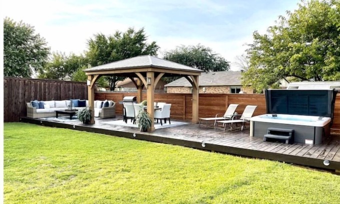 The Colony Casa | THE COLONY COTTAGE W/HOT TUB & OUTDOOR OASIS/FAMILY FRIENDLY