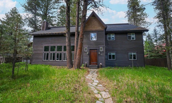 McCall Cabina | The Conifer Lodge - Rustic & Grand! SLEEPS 35, PET FRIENDLY, 4 DIFFERENT WINGS.