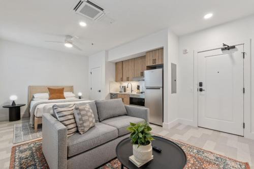 Main - Military Plaza Apartamento | The Continental, powered by Placemakr - Downtown - Market Square