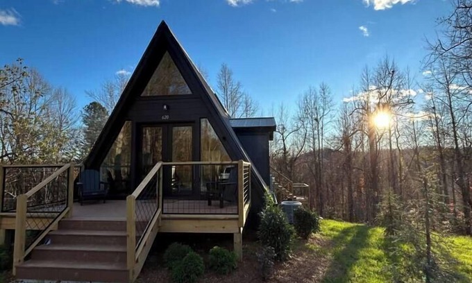 Flat Rock Cabina | The Coop: NUEVA estructura en forma de A con jacuzzi y fogata