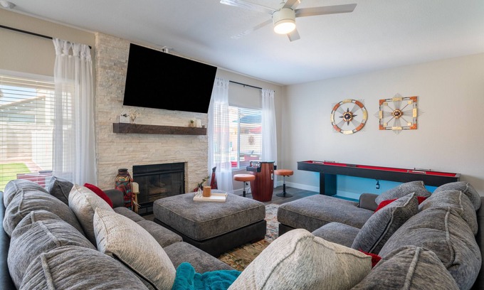 Garden Lakes Casa | The Copper House (5-Bedroom Home) with Pool - Pets Allowed by RedAwning