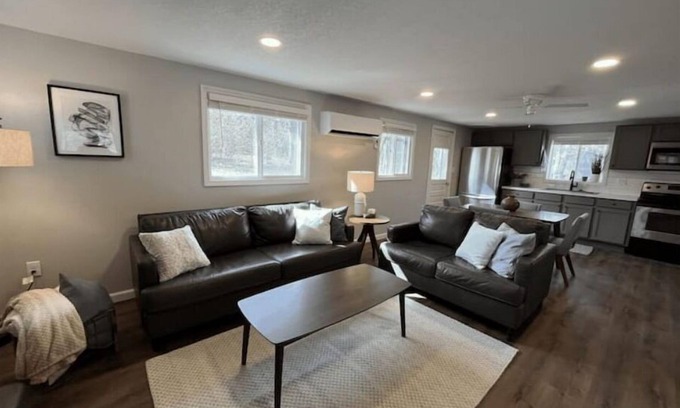 Eagle Rock Casa | The Cottage a Cozy cabin at Table Rock Lake - two blocks to water