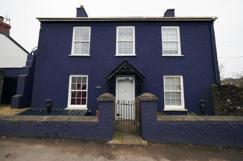 Laugharne Casa | The Cottage-Large central property with Estuary views and private parking