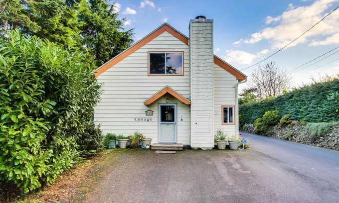Newport Cabaña | The Cottage - Newport Eclectic Charm