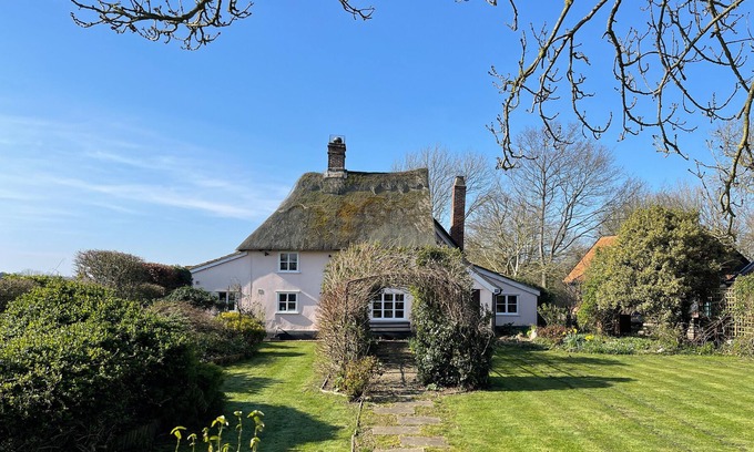 Woodbridge Cabaña | THE COTTAGE, ROBIN'S NEST, pet friendly, with open fire in Woodbridge