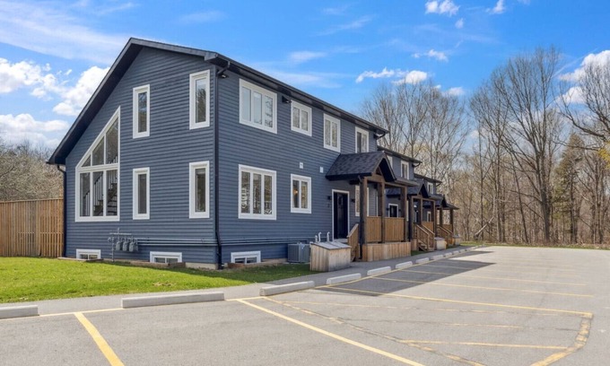 The Blue Mountains Chalet De Esquí | The Cottages at Blue: 21 BDR Triplex for 44 Guests