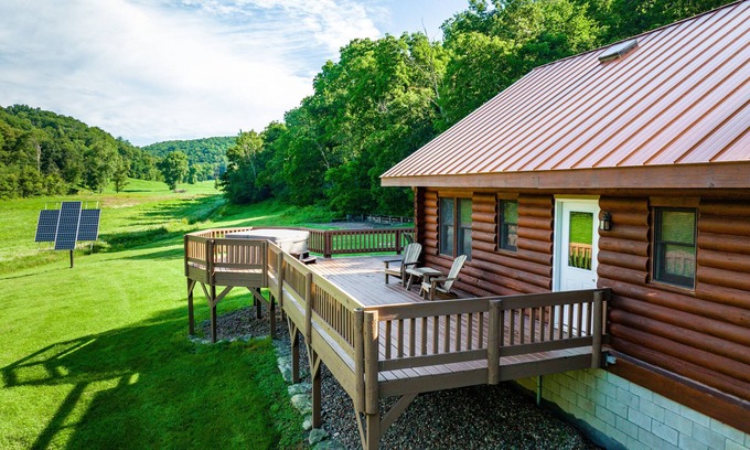 Ferryville Cabina | The Cotton Wood lodge- Romantic, Secluded on Stream in the Driftless- Hot Tub