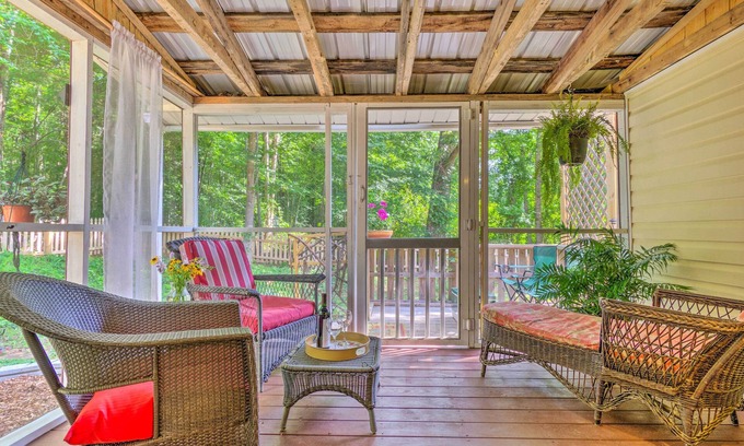 Union Mills Cabaña | 'The Country Cottage’ in Union Mills w/ Porch!