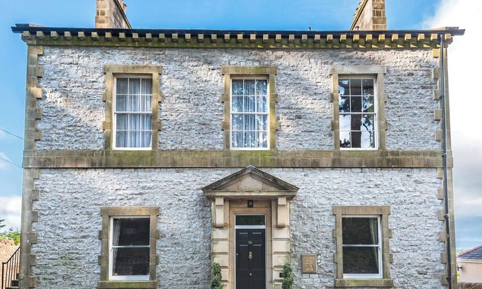 Ingleton Casa | THE COURT, character holiday cottage, with a garden in Ingleton