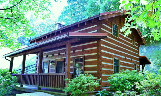 Cherokee Cabina | The Cove: 6 min to Casino and Golf! Pet Friendly