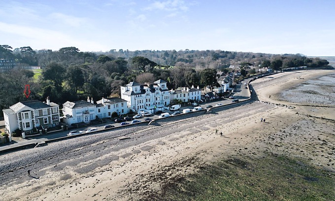 Seaview Apartamento | The Cove is located on the seafront in the desirable village of Seaview.