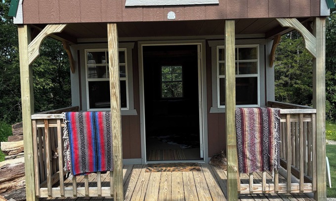 Decorah Cabina | The Cowboy Cabin, secluded and peaceful, only 5 min from town & sleeps 4.