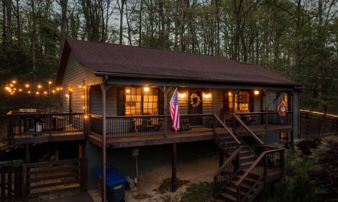 Front Royal Cabina | The Cozy Bear Cabin | Hot Tub, Fenced Yard, Games